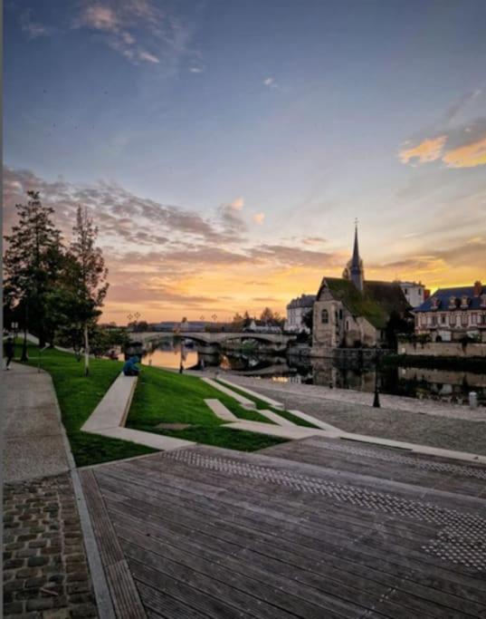 La Patte Blanche Terrasse Centre Ville Sens 6M Gare Dış mekan fotoğraf
